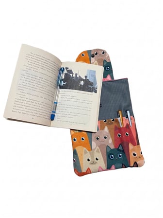 Tadsy Kedi Desenli Kitap Kılıfı Gri Cepli Çıtçıtlı Koruyucu Kumaş Kılıf 19x25 cm