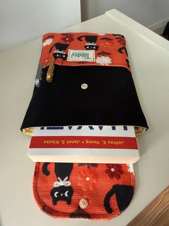 Sonbahar Siyah Kediler desenli Kitap Kılıfı Şık ve Kitap Koruyucu Kılıf Cepli Hediye 19x25 cm