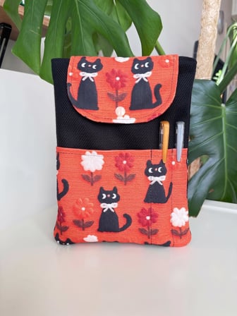 Tadsy Kedi Desenli Kitap Kılıfı 19x25 cm Cepli Kitap Koruyucu Çanta
