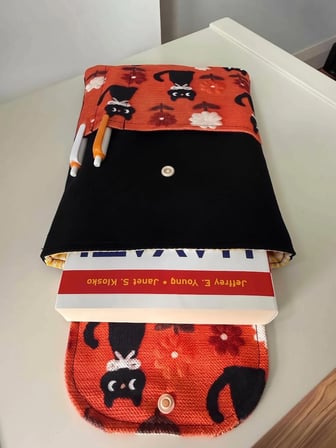 Tadsy Kedi Desenli Kitap Kılıfı 19x25 cm Cepli Kitap Koruyucu Çanta
