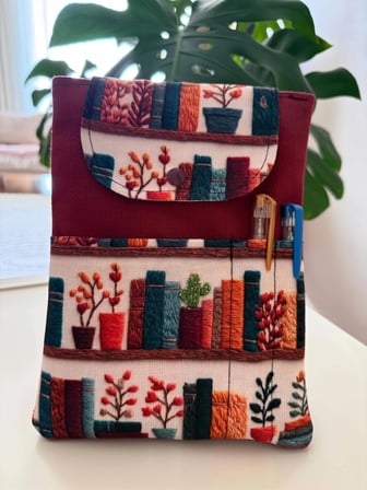 Kitaplık desenli Kitap Kılıfı Şık ve Kitap Koruyucu Kılıf Cepli Çok Amaçlı Hediye 19x25 cm