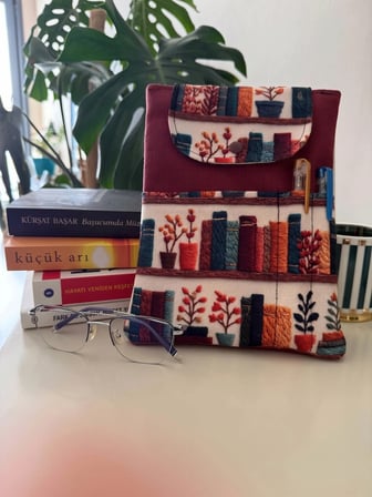 Kitaplık desenli Kitap Kılıfı Şık ve Kitap Koruyucu Kılıf Cepli Çok Amaçlı Hediye 19x25 cm