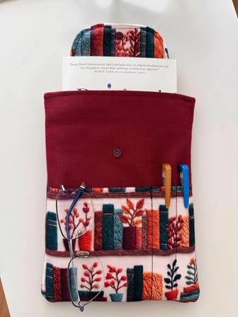 Kitaplık desenli Kitap Kılıfı Şık ve Kitap Koruyucu Kılıf Cepli Çok Amaçlı Hediye 19x25 cm