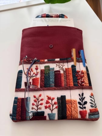 Kitaplık desenli Kitap Kılıfı Şık ve Kitap Koruyucu Kılıf Cepli Çok Amaçlı Hediye 19x25 cm