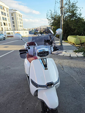 MOTOCAM Küba MT 50 Pro Plus Ön Cam 2024-2025 Model 43cm Füme Renkli 4mm ELCİKLİ APARATSIZDIR