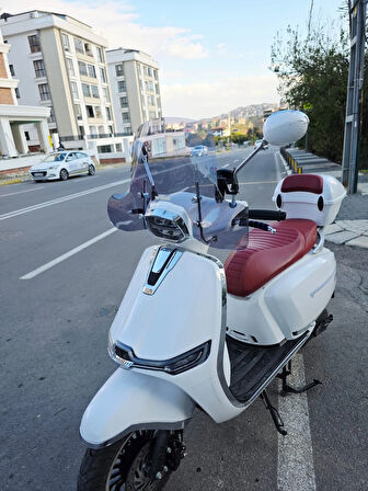 MOTOCAM Küba MT 50 Pro Plus Ön Cam 2024-2025 Model 43cm Füme Renkli 4mm ELCİKLİ APARATSIZDIR