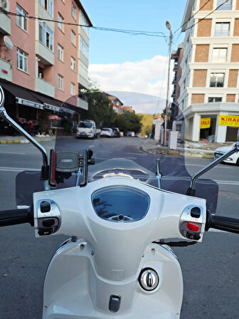 MOTOCAM Küba MT 50 Pro Plus Ön Cam 2024-2025 Model 43cm Füme Renkli 4mm ELCİKLİ APARATSIZDIR