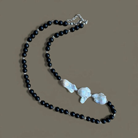 Mat Oniks & İnci Yan Dokunuş Kolye