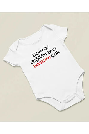Doktor Değilim Ama Hastam Çok ! Yazılı Pamuklu Yumuşak Unisex Çıtçıtlı Body Zıbın