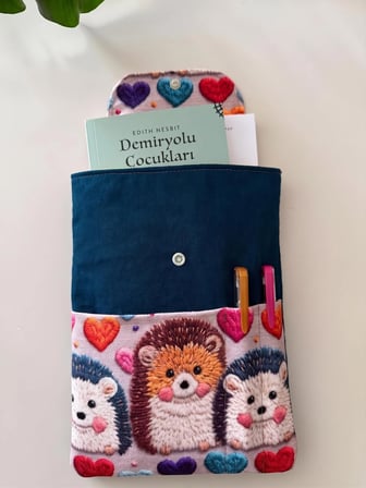 Sevimli Kirpi desenli Kitap Kılıfı Şık ve Kitap Koruyucu Kılıf Cepli Çok Amaçlı Hediye 19x25 cm