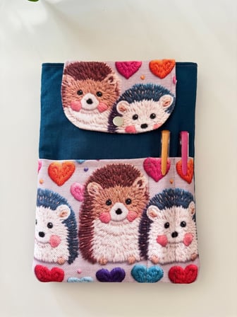 Sevimli Kirpi desenli Kitap Kılıfı Şık ve Kitap Koruyucu Kılıf Cepli Çok Amaçlı Hediye 19x25 cm