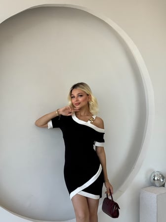 the kethen Kadın Kısa Kollu Asimetrik Kesim Yaka şerit Ve Aksesuar Detaylı Modal Elbise