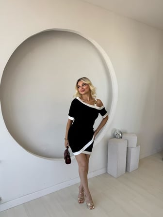the kethen Kadın Kısa Kollu Asimetrik Kesim Yaka şerit Ve Aksesuar Detaylı Modal Elbise