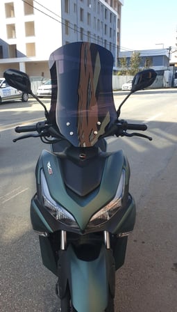 MOTOCAM Küba Arome 125 Ön Cam 2023-2026 Model 54cm Siyah Renkli