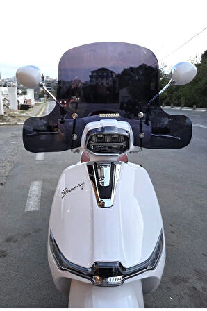 MOTOCAM Küba Bannry Siperlik Ön Cam 2024-2025 Model 39cm Siyah Renkli 4mm ELCİKLİ APARATSIZDIR