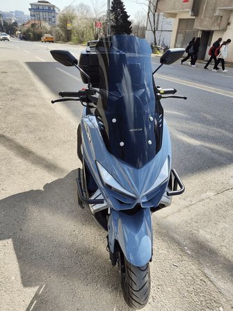 MOTOCAM Küba Chia 125 Ön Cam 2023-2026 Model 65cm Siyah Renkli 4mm ORTA BOYLU