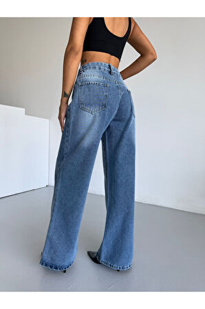 KADIN MAVİ İŞLEMLİ KEMER ZİNCİRLİ BOL PAÇA KOT PANTOLON