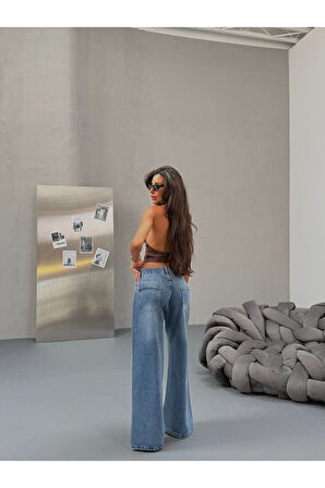 KADIN MAVİ İŞLEMLİ KEMER ZİNCİRLİ BOL PAÇA KOT PANTOLON