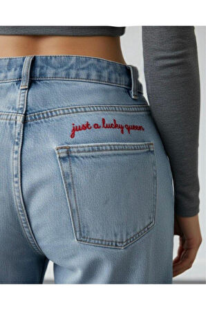 KADIN MAVİ ARKA İŞLEMELİ BACAK PENSLİ BORU PAÇA KOT PANTOLON