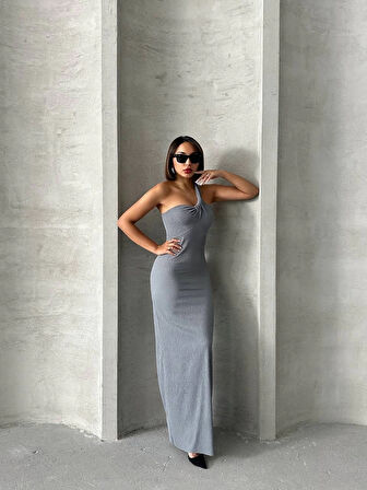 Tek omuz pliseli elbise