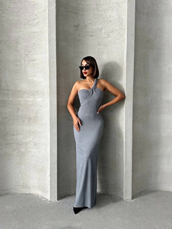 Tek omuz pliseli elbise