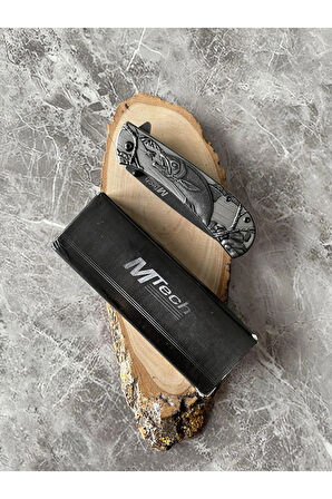 Mtech MT1002E Kamp Çakısı – Karbon Kaplama, Balık İşlemeli Kabze, Klipsli, Outdoor & Hediyelik