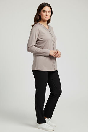 KADIN ÖNÜ KAPALI DÜĞME DETAYLI TAŞLI NERGİS MEVSİMLİK BLUZ