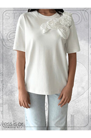 Çiçekli Beyaz Basic Tshirt