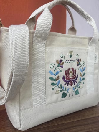 Lumya Atelier Lalezar Nakışlı Omuz Çantası Krem Kanvas Orta Boy