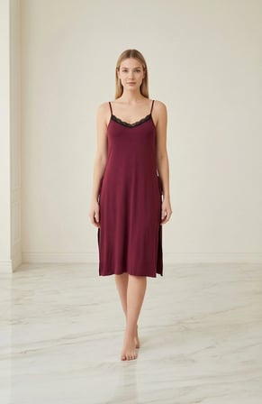 Kadın Bordo Cut Out Detaylı Yırtmaçlı Sexy Gecelik – Modern ve Şık Tasarım