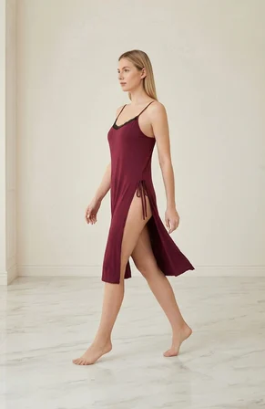 Kadın Bordo Cut Out Detaylı Yırtmaçlı Sexy Gecelik – Modern ve Şık Tasarım