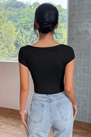 Kadın Siyah Kare Yaka Yarım Kol Göğüs Dekolteli Crop Top Bluz - Şık, Rahat ve Kolay Kombinlenebilir