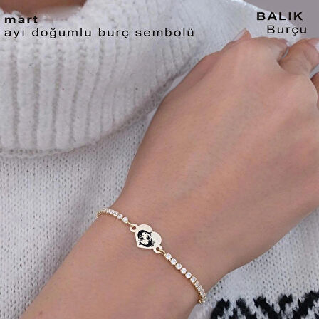 Baharın Canlılığını Yansıtan Kalp Motifli Kırmızı Taşlı 14 Ayar Altın Plakalı Mart Bilekliği