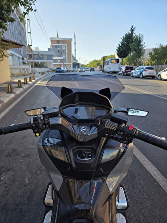 MOTOCAM Sym Maxsym TL 508 Siperlik Ön Cam 2022-2025 Model 41cm Füme Renkli 4mm SPORTİF