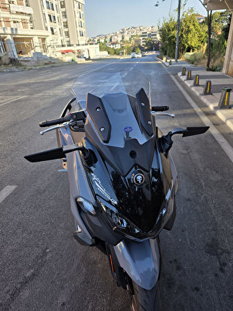MOTOCAM Sym Maxsym TL 508 Siperlik Ön Cam 2022-2025 Model 41cm Şeffaf Renkli 4mm SPORTİF