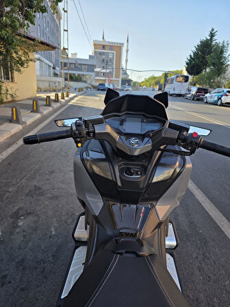 MOTOCAM Sym Maxsym TL 508 Siperlik Ön Cam 2022-2025 Model 41cm Şeffaf Renkli 4mm SPORTİF