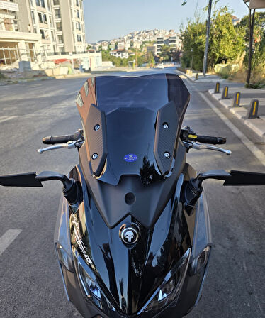 MOTOCAM Sym Maxsym TL 508 Siperlik Ön Cam 2022-2025 Model 41cm Siyah Renkli 4mm SPORTİF