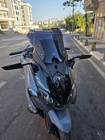 MOTOCAM Sym Maxsym TL 508 Siperlik Ön Cam 2022-2025 Model 41cm Siyah Renkli 4mm SPORTİF