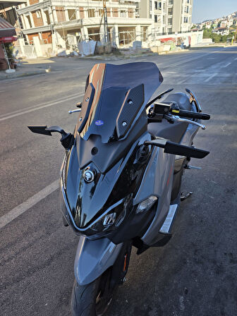 MOTOCAM Sym Maxsym TL 508 Siperlik Ön Cam 2022-2025 Model 41cm Siyah Renkli 4mm SPORTİF