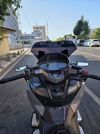 MOTOCAM Sym Maxsym TL 508 Siperlik Ön Cam 2022-2025 Model 41cm Siyah Renkli 4mm SPORTİF