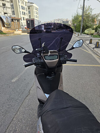 MOTOCAM Piaggio Medley S 150 Ön Cam 2021-2025 Model 56cm  Siyah Renkli Elcikli APARATSIZ GÖNDERİLİR