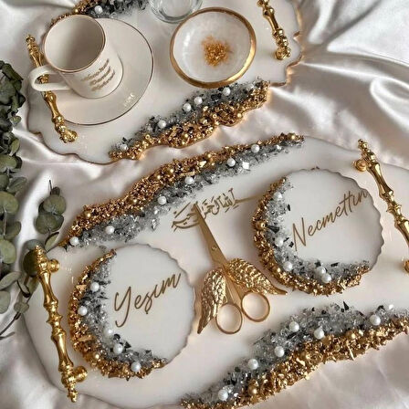 	Epoksi tepsi seti •	Epoksi damat fincanı •	İkili epoksi tepsi takımıEpoksi söz tepsisi •	Epoksi nişan tepsisi •	Kişiye özel epoksi tepsi •	Altın varaklı epoksi tepsi •	Çiçekli epoksi tepsi •	Şeffaf epoksi tepsi