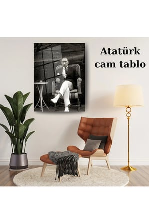 Atatürk Hasır Sandalyede Oturma Pozu Şık Siyah Beyaz Temperli Cam Tablo | Atatürk Temalı Dekoratif Duvar Tablosu, Salon, ofis ve çalışma alanı dekoru,