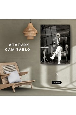 Atatürk Hasır Sandalyede Oturma Pozu Şık Siyah Beyaz Temperli Cam Tablo | Atatürk Temalı Dekoratif Duvar Tablosu, Salon, ofis ve çalışma alanı dekoru,