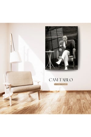 Atatürk Hasır Sandalyede Oturma Pozu Şık Siyah Beyaz Temperli Cam Tablo | Atatürk Temalı Dekoratif Duvar Tablosu, Salon, ofis ve çalışma alanı dekoru,