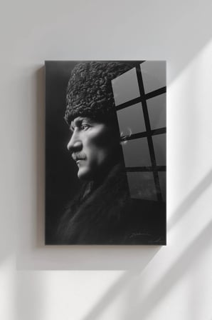 ATATÜRK - Siyah Beyaz Dikey Duvar Dekoratif Cam Tablo - Mustafa Kemal Portre Kırılmaz Temperli Klasik Ofis Salon Koridor UV Baskılı Hediyelik