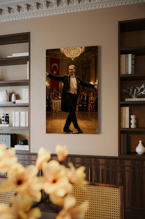 Koyu Kırmızı Türk Bayraklı Atatürk Balo Salonu Cam Tablosu Ofis Duvar Dekoru
