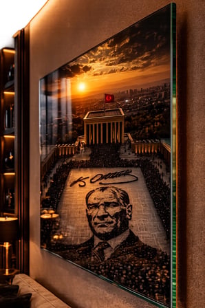 Vatan sevgisini, Cumhuriyet ruhunu ve Atatürk’e duyulan saygıyı dekorasyonunuza taşıyan eşsiz bir sanat eseri Salon ve Ofisleriniz de Şık Duracak Kırılmaz Lüks Temperli Cam Tablo