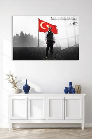 Türk Bayrağı Önünde Atatürk Cam Tablo | Dekoratif Duvar Tablosu | Canlı Renkli Baskı | Salon ve Oturma Odası | Doğum Günü Hediyesi | 4mm Kırılmaz Cam