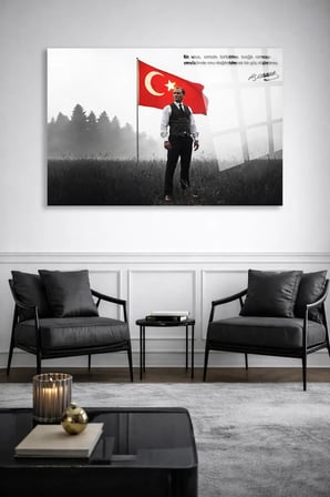 Türk Bayrağı Önünde Atatürk Cam Tablo | Dekoratif Duvar Tablosu | Canlı Renkli Baskı | Salon ve Oturma Odası | Doğum Günü Hediyesi | 4mm Kırılmaz Cam